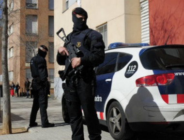 Βίντεο-ντοκουμέντο: Η στιγμή που οι αστυνομικοί σκοτώνουν έναν από τους τρομοκράτες στο Καμπρίλς